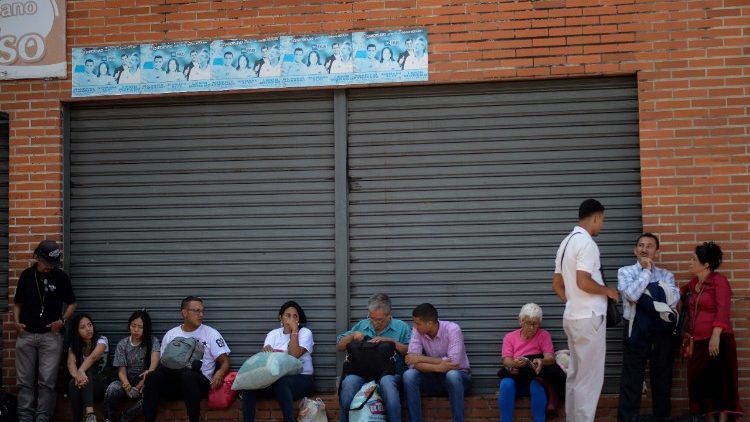 Des habitants de Caracas attendent de monter dans un bus, le 11 octobre 2017.