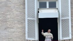 vatican-pope-mass-angelus-1509278107597
