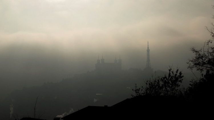 La basillique Notre-Dame de Fourvière prise dans la pollution lyonnaise, le 7 décembre 2016. (AFP)
