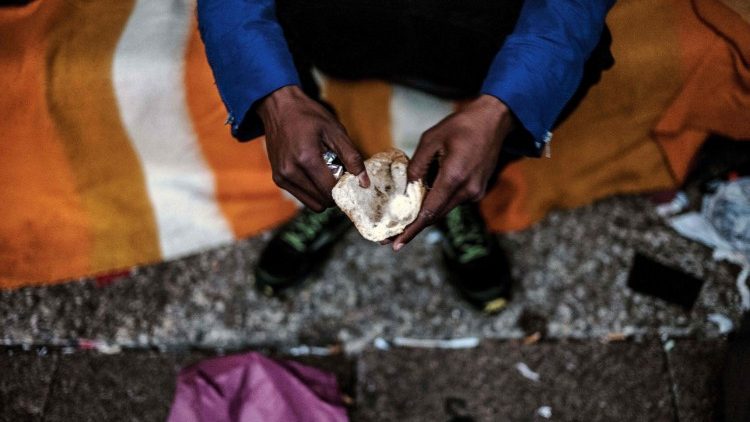 Dettaglio di un migrante in un campo improvvisato