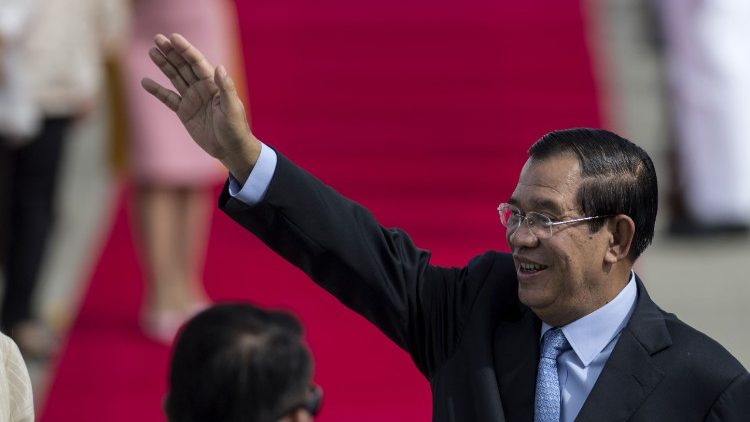 Le premier ministre du Cambodge, Hun Sen, à l'aéroport de Manille, le 11 novembre 2017.