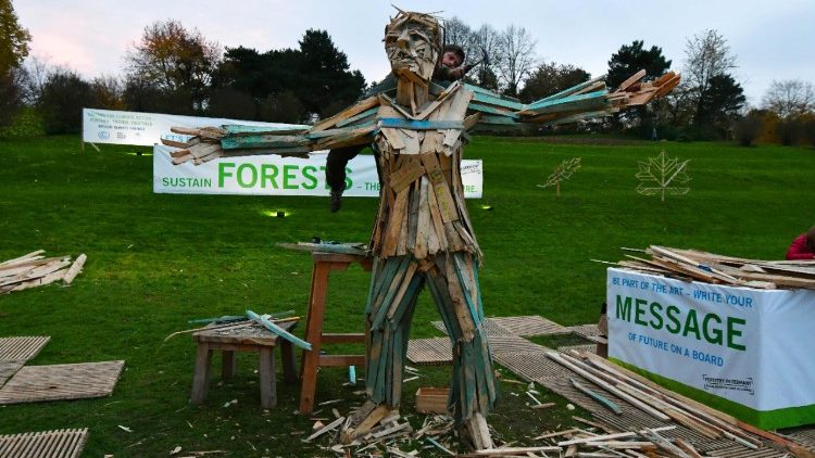 Holzfigur in der Bonner Rheinaue