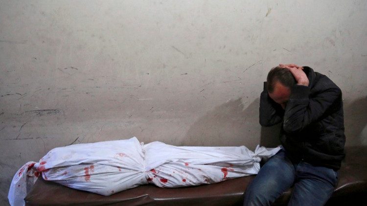 Ein Mann trauert um zu Tode gekommene Angehörige