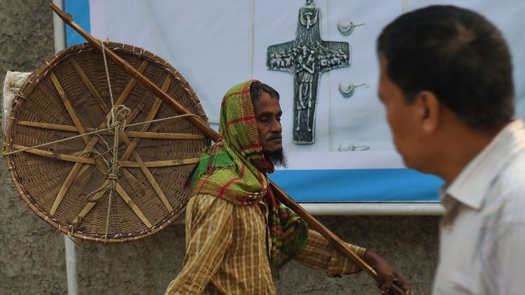 Cartaz em Daca anuncia a visita do Papa Francisco, que já se encontra em terras bengalesas