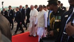 bangladesh-myanmar-religion-pope-arrive-1512036065407.jpg
