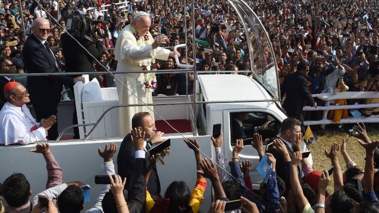 bangladesh-vatican-religion-pope-1512113466845.jpg