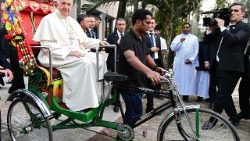 bangladesh-vatican-religion-pope-1512130573687.jpg