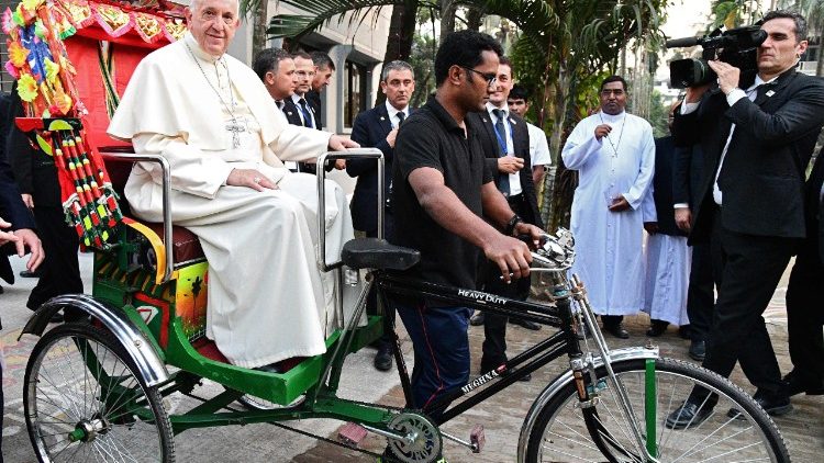 Le Pape François arrive à la rencontre interreligieuse à la cathédrale Sainte-Marie de Dacca au Bangladesh, le 1er décembre 2017.