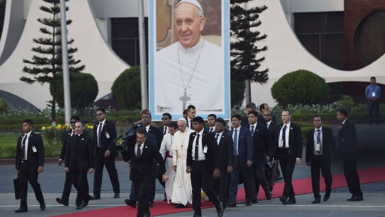 bangladesh-vatican-religion-pope-1512215165167.jpg