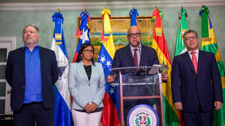 Die Delegation des Regimes, in der Mitte Rodríguez