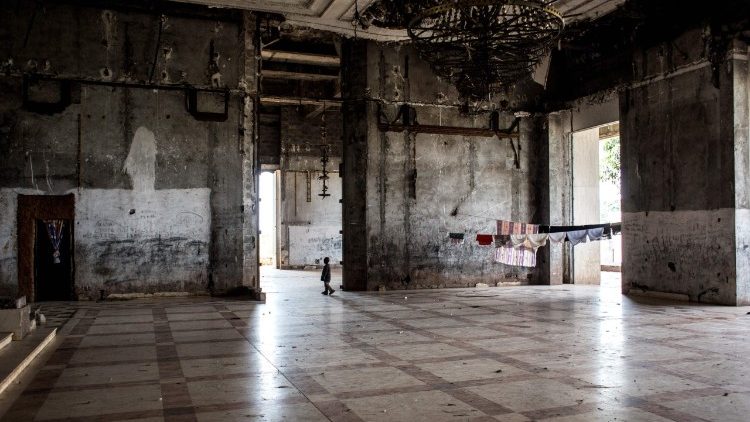 Un enfant traverse l'entrée de l'ancien palais présidentiel de Gbadolite, le 3 décembre 2017.