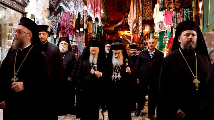 Patriarca Bartolomeu I ao lado do Patriarca Theophilos III em Jerusalém