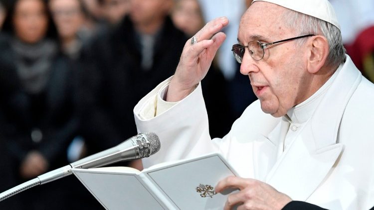 Papst Franziskus am Freitagabend an der römischen Mariensäule