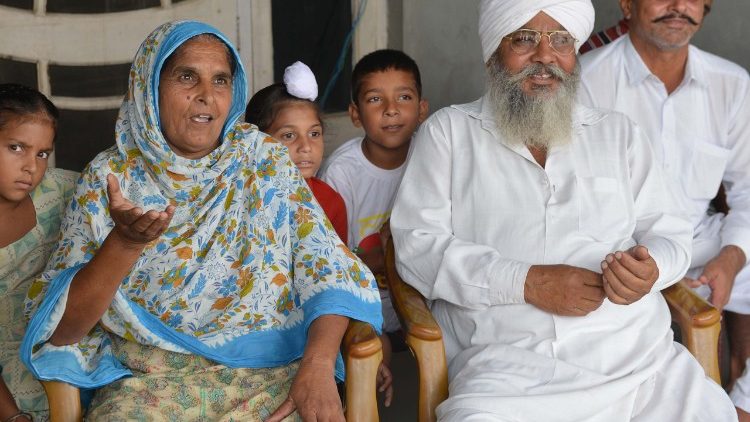 An Indian couple discusses migration