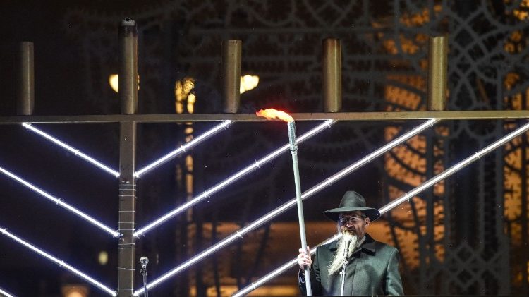 Chanukiá ou Chanuquiá é um candelabro de nove braços, usado durante os oito dias do feriado judaico de Chanuká 