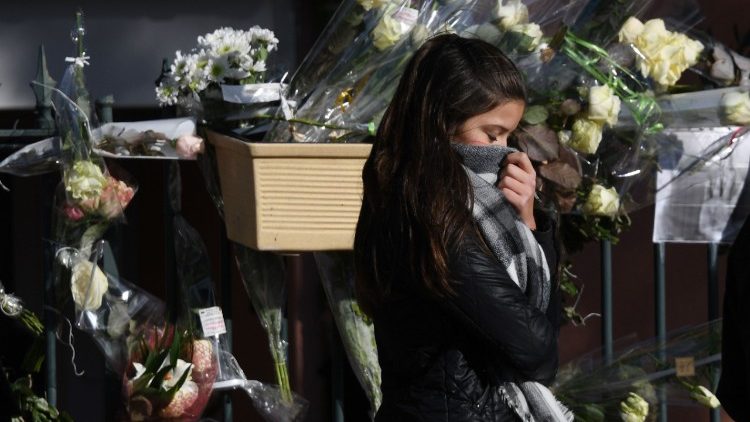 Hommage aux victimes, le 17 décembre 2017 à la mairie de Saint-Feliu d'Avall, dans les Pyrénées orientales.
