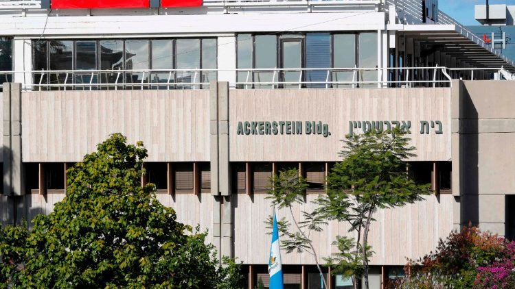 Flagge Guatemalas an einem Botschaftsgebäude in Herzliya bei Tel Aviv