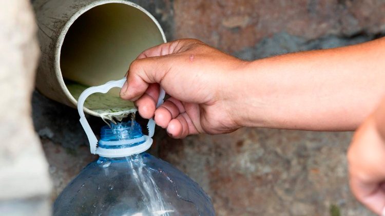 Une collecte d'eau potable dans la ville du Cap, en Afrique du Sud. 