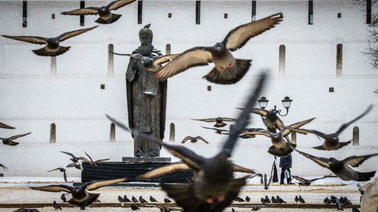 Heiligenstatue vor einem orthodoxen Kloster in Russland