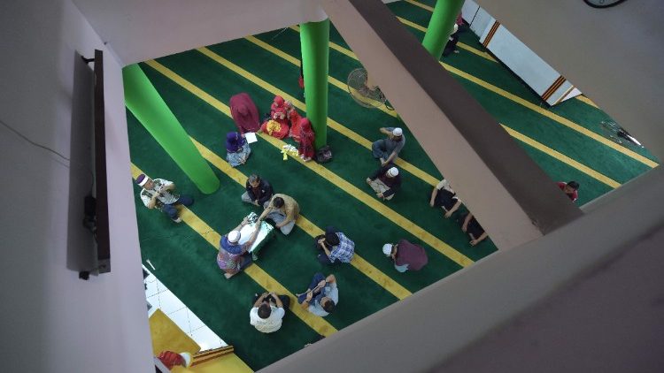 Blick in eine Moschee in Jakarta