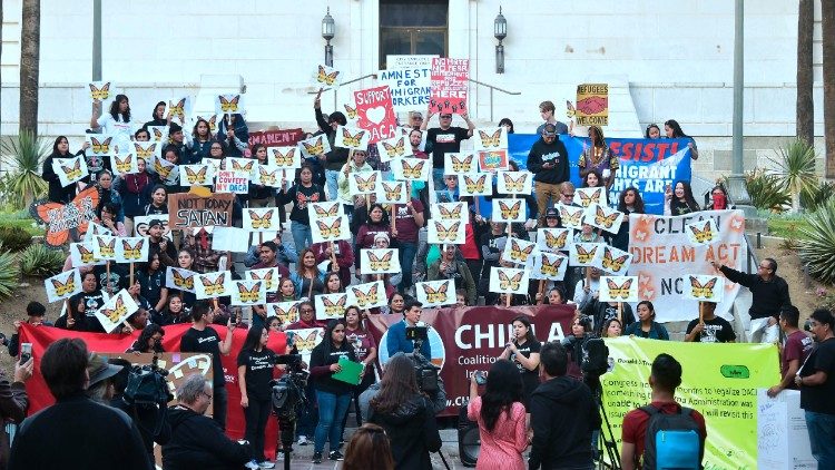 Manifestazione di giovani migranti con i loro avvocati