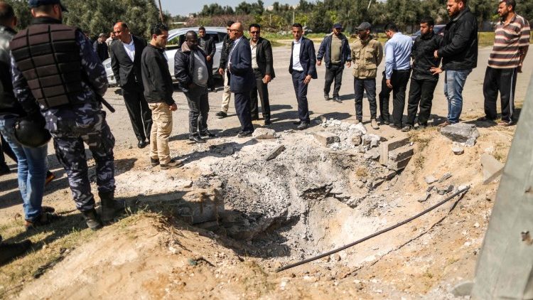 La voragine provocata a Gaza dall'ordigno che doveva colpire la vettura del premier palestinese