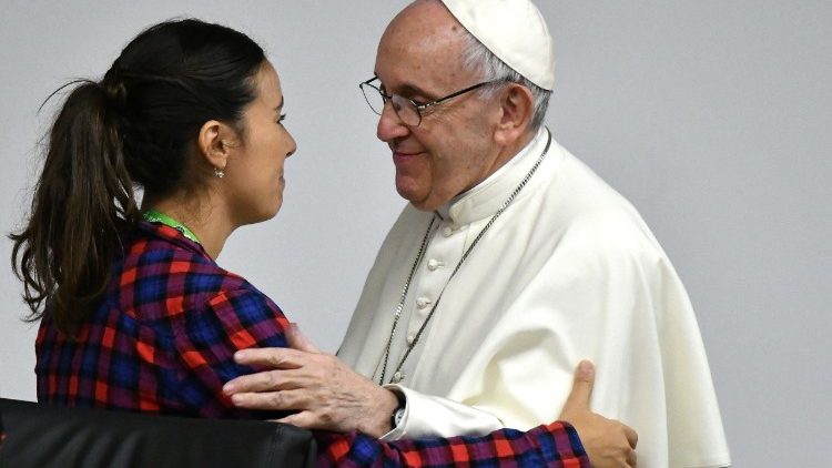 Le Pape saluant une jeune fille lors de la réunion pré-synodale, à Rome, le 19 mars 2018.