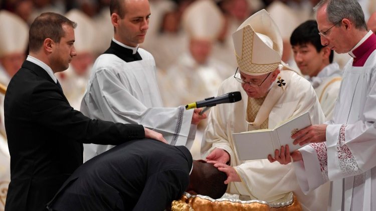 Batismo durante a Vigília Pascal na Basílica São Pedro em 2018