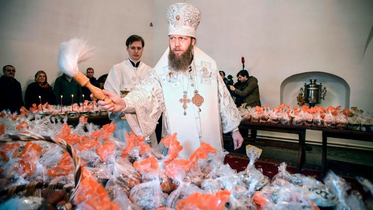 Ein russisch-orthodoxer Priester segnet Kuchen für russische Soldaten in Syrien - Patriarch Kyrill wandte sich in einer Videobotschaft an die Soldaten