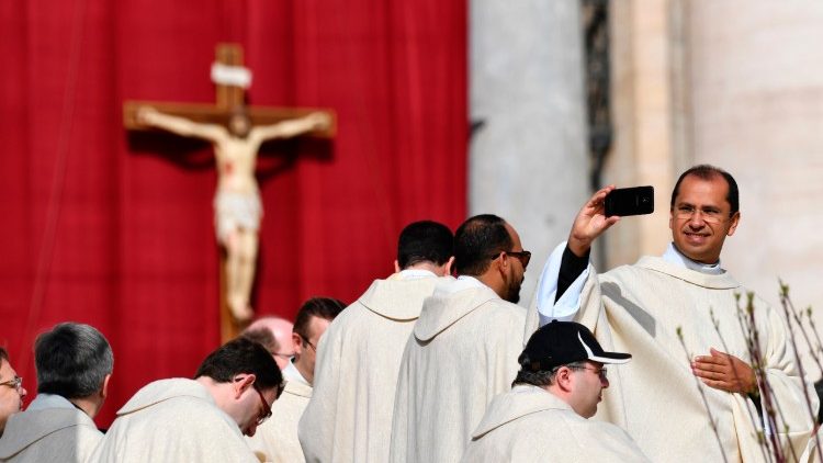 "Nadużywanie Internetu przez duchownych to dawanie upustu klerykalnemu narcyzmowi". 