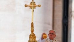 topshot-vatican-pope-mass-1523181785067.jpg