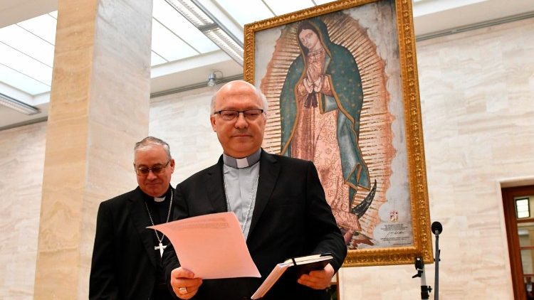 Mgr Louis Fernando Ramos Perez (D), évêque auxiliaire de Santiago, et Mgr Juan Ignacio González (G), évêque de San Bernardo, lors d'une conférence de presse, vendredi 18 mai, au Vatican.