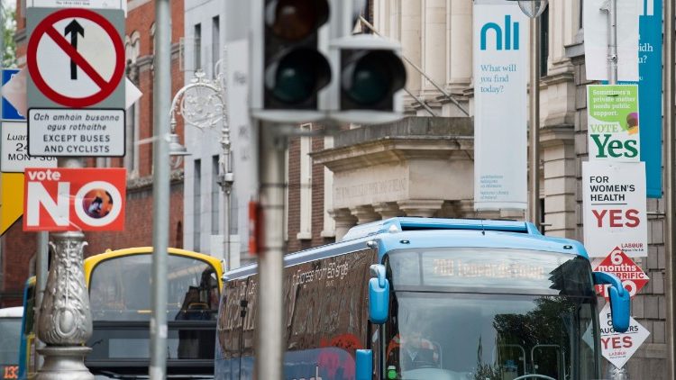 Affiches pour le "Oui" et le "Non" dans les rues de Dublin, le 24 mai 2018.