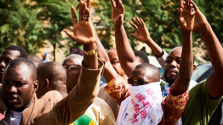 Le manifestazioni a Bamako, in Mali (Michele Cattani / Afp)