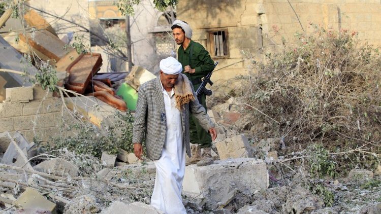 La capitale Sanaa devastata dai bombardamenti