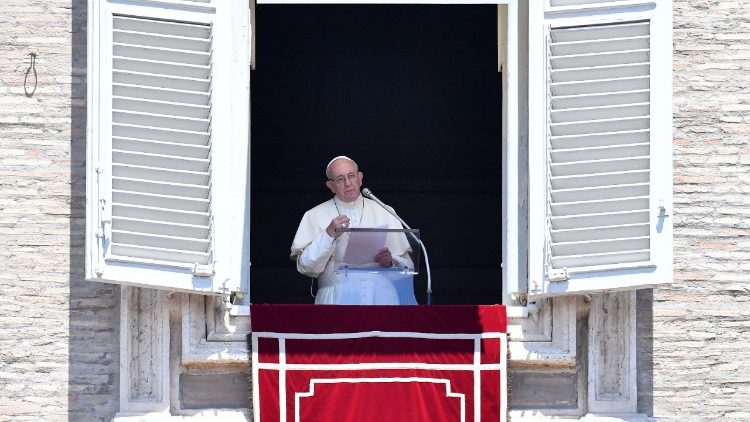 Papa na janela do apartamento pontifício