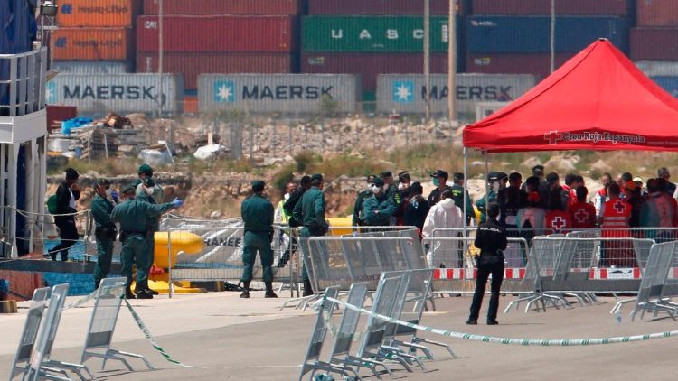 Le operazioni di sbarco e identificazione nel porto di Valencia 