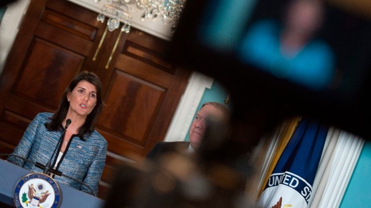 L'ambassadrice américaine à l'ONU Nikki Haley, aux côtés du secrétaire d'Etat Mike Pompeo, a annoncé le 19 juin 2018 à Washington le retrait américain de l'organe des Nations unies.