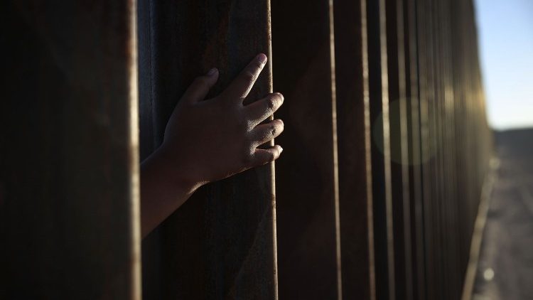 “Hoje somos convidados a escolher entre a vida de uma criança não nascida e um migrante, mas não podemos aceitar esta chantagem: somos chamados a ajudar a todos"