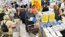 france-economy-sales-1530084544110.jpg