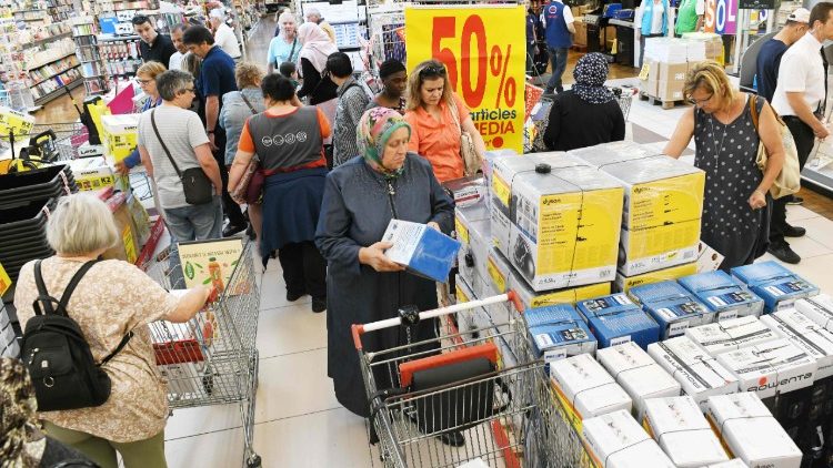 L’Osservatorio Van Than sulla Dottrina Sociale della Chiesa favorevole alla proposta del ministro del lavoro italiano Di Maio sulla chiusura domenicale dei negozi