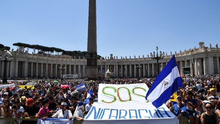 Nicaraguenses na Praça São Pedro durante o Angelus