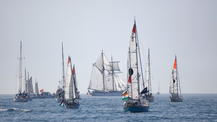 Des voiliers aux Sables d'Olonnes en France.