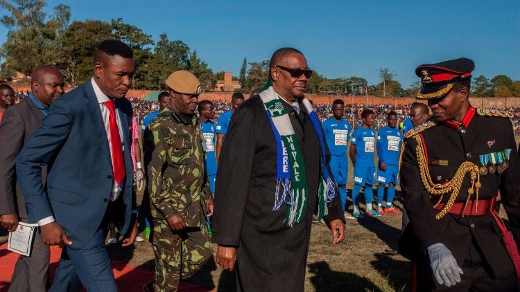 Il presidente uscente del Malawi, Mutharika, durante le celebrazioni dei 54 anni dell'indipendenza del Paese