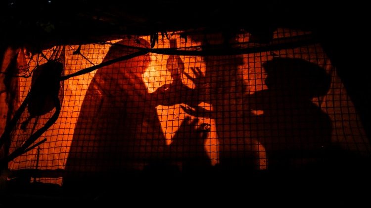 Famílias chegam a ficar até 20 horas por dia sem energia elétrica. Crianças tem dificuldades para ler e fazer os deveres de casa.