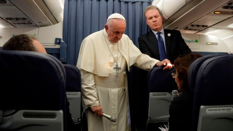 Papst Franziskus bei der Fliegenden Pressekonferenz