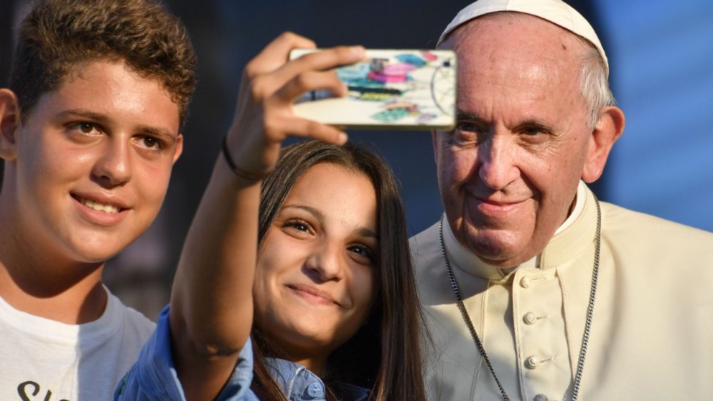 Selfie dei giovani con Papa Francesco