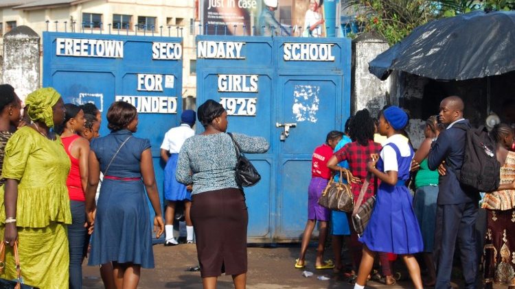 Schulkinder in Sierra Leone am ersten Schultag