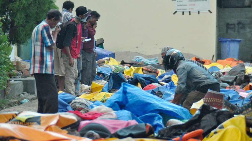I corpi delle vittime deposti in strada