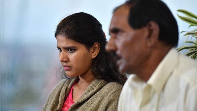 Eisham, córka Asii Bibi, z ojcem